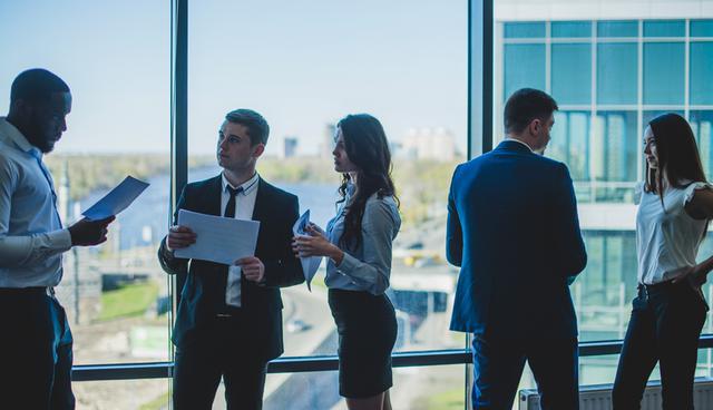 FOTO 3 | 3. Velocidad de respuesta. La mayoría de los usuarios de cualquier organización valoran la actitud de quien presta un servicio. Por eso, la cualidad de la agilidad se relaciona con la velocidad para responder. Está relacionada directamente con la responsabilidad (habilidad para responder) a las cuestiones que se presentan. (Foto: Freepik)