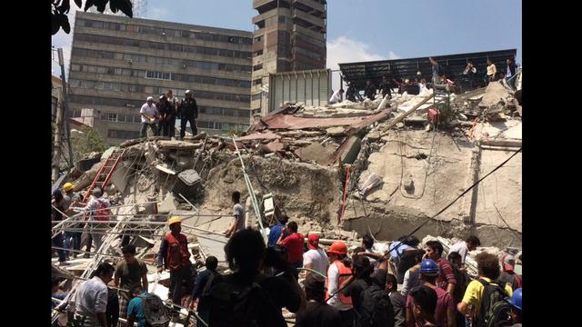 Foto 4 | Tres heridos han sido rescatados de entre los escombros, mientras voluntarios buscan a más personas. "Hay gente atrapada!", gritaba una mujer.
