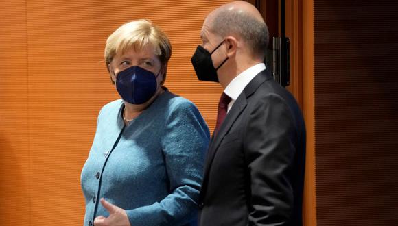 La canciller alemana Angela Merkel y el candidato y vicecanciller alemán Olaf Scholz llegan a la última reunión del gabinete antes de las elecciones. (Markus Schreiber / POOL / AFP).