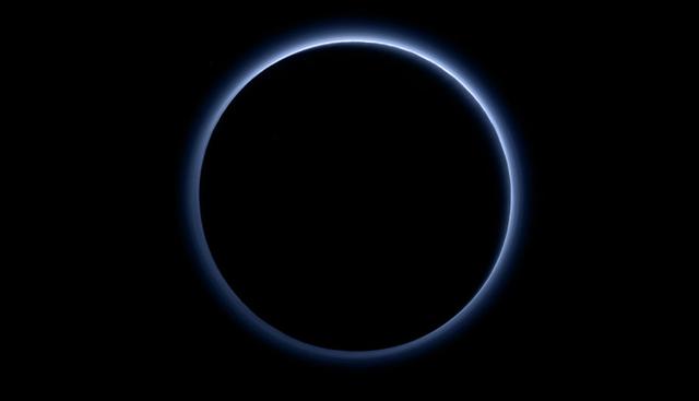 La agencia espacial también señaló que Plutón tiene cielo azul, a causa de unas brumas atmosféricas de altitud. Además, indicaron que las hay indicios que en este planeta existe agua helada en muchas zonas.(AFP)