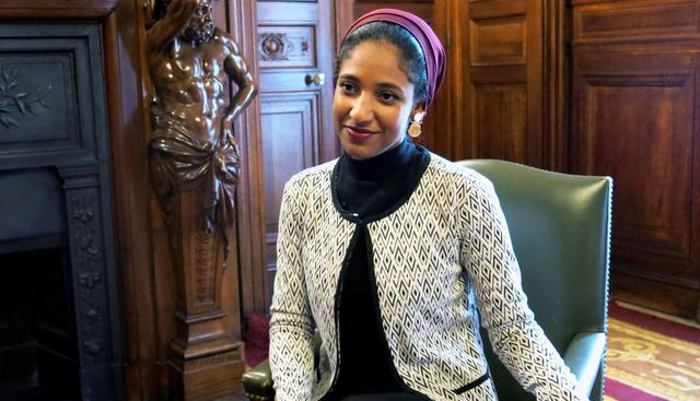 Vestida de blanco y arengando a la muchedumbre desde el techo de su vehículo, Alaa Salah se ha convertido en uno de los iconos de la revolución sudanesa y la portavoz de las mujeres en su país. (Foto: AFP)