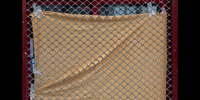 FOTO 5 | En esta imagen, tomada el 21 de abril de 2020, una sábana protege los artículos del escaparate de una tienda cerrada durante el brote de coronavirus, en Madrid, España. La Confederación Española de Comercio, que representa a miles de pequeños negocios, dijo que hasta el 30% de sus negocios echarán el cierre definitivo a menos que reciban ayudas gubernamentales. (AP Foto/Bernat Armangue)