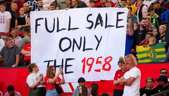 Seguidores del Manchester United develan una pancarta que pide la venta completa del equipo antes del encuentro ante Brentford. (Foto: AP)