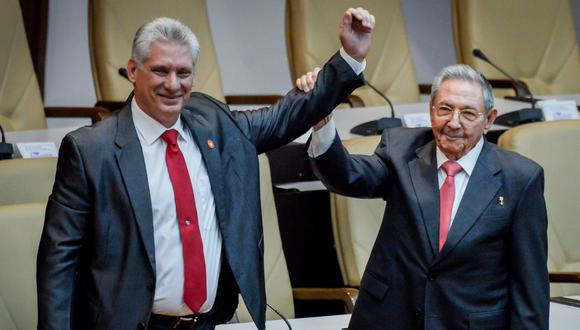 Raúl Castro (derecha) levanta la mano de Miguel Díaz-Canel, el nuevo presidente cubano. (Foto: AFP)