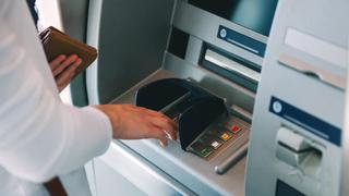 ¿Qué hago si recibo billetes falsos de un cajero automático?