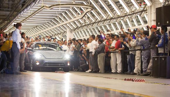 Un vehículo compacto Volkswagen AG Beetle sale de la línea de producción durante una celebración de fin de producción en la fábrica de la compañía en Puebla, México, el miércoles 10 de julio de 2019. Photographer: Alicia Vera/Bloomberg