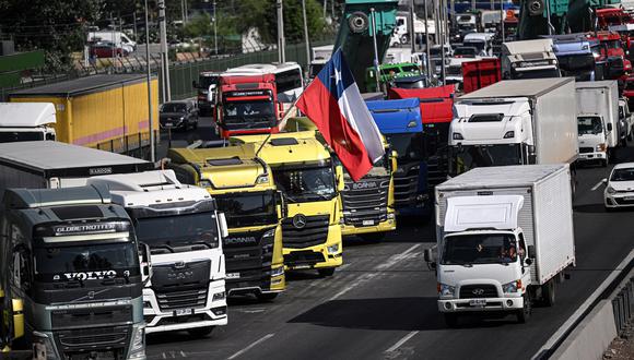 Camioneros bloquean parcialmente la ruta 5 norte, en la entrada a Santiago, el 24 de noviembre de 2022, durante una protesta contra el aumento del precio de los combustibles. (Foto: MARTIN BERNETTI / AFP)