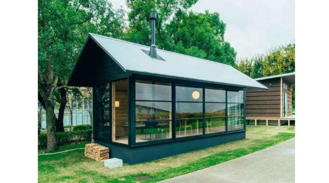 MUJI WOODEN HUT. Esta casa de madera es de las más grandes de Muji. Tiene una excelente iluminación, gracias a los enormes ventanales. Cuenta con una pequeña cocina y una estufa, además de un baño.