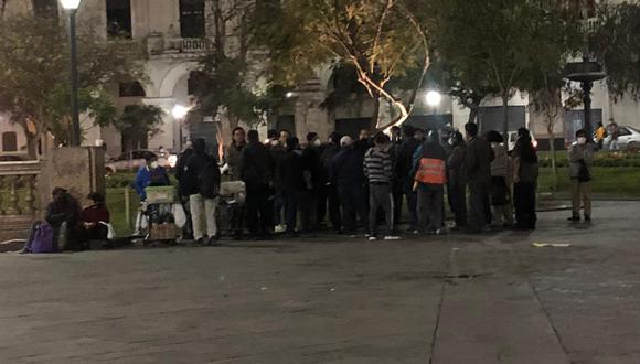 Las personas se reunían en la plaza San Martín pese al estado de emergencia por la pandemia del COVID-19. (Foto: Carlos Viguria)