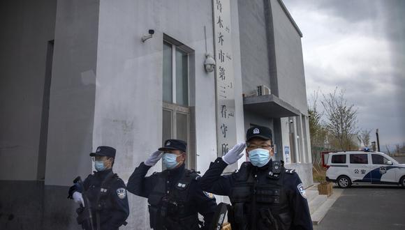 Los oficiales de policía saludan en la entrada exterior del Centro de Detención Urumqi No. 3 en Dabancheng, en la Región Autónoma Uigur de Xinjiang, en el oeste de China. China niega los abusos en Xinjiang, un importante productor de algodón y que también suministra gran parte de los materiales para los paneles solares del mundo. (Foto: AP/ Mark Schiefelbein).