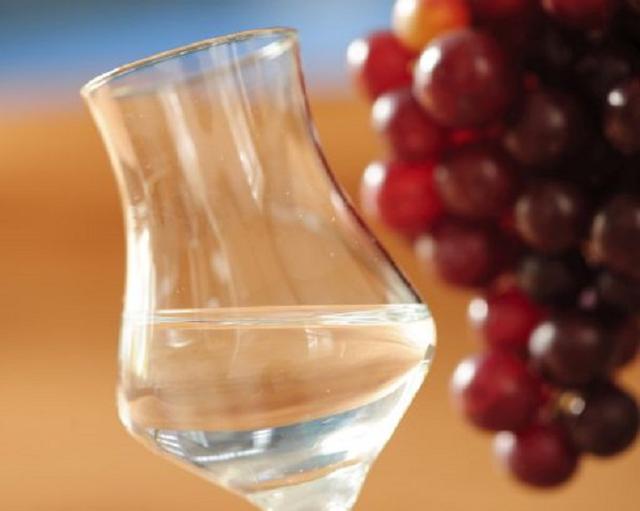 Domingo 18. Compañía Cervecerías Unidas (CCU) de Chile, controlada por el holding del grupo Luksic), adquirió, a través de la Compañía Pisquera de Chile (CPCh), el 40% del grupo American Distilling Investments (ADI) de Estados Unidos y que produce pisco e