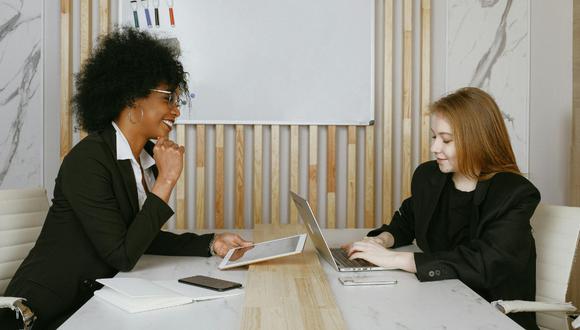 FRASES | En el entorno laboral, es crucial evitar frases que puedan causar conflictos con tu jefe. (Pexels)
