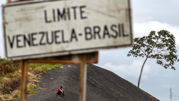 Un venezolano descansa en la frontera entre Venezuela y Brasil, en Pacaraima (Brasil). (EFE).