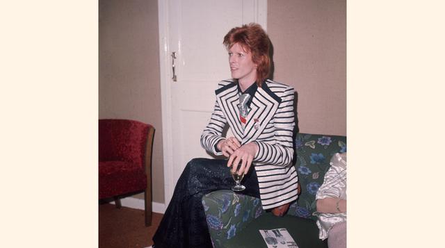 El ícono pop. En la década de los 80, tras dar por terminada la etapa de adoptar personalidades, Bowie logró un sitial privilegiado en la música pop con hits radiales como Ashes to Ashes, Let’s Dance, Modern Love y China Girl, además de la megacolaboració