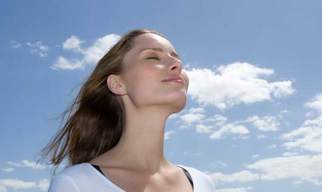 4. Tienes que mantener tus emociones bajo control. Las emociones negativas desafían tu fuerza mental a cada paso del camino. Si bien es imposible no sentir emociones, está completamente bajo tu poder manejarlas adecuadamente.