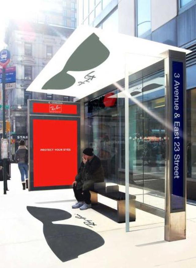 Ray-ban aprovecha la parada del autobús y los días soleados para su campaña de recordación de marca.