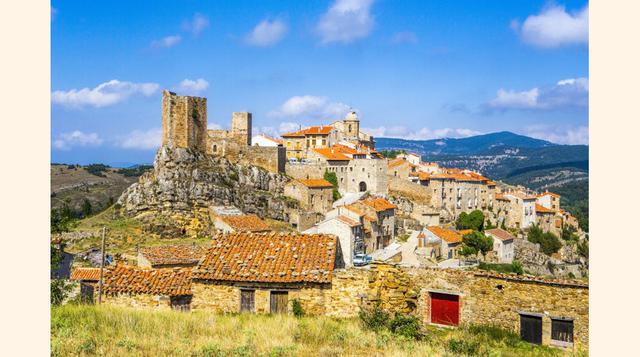 Puertomingalvo (Teruel). El castillo, del que se tienen noticias desde 1202 (con el nombre árabe de Avingalbón) domina las calles estrellas de Puertomingalvo, auténticos escaparates de arquitectura popular, con su Ayuntamiento, levantado entre los siglos 