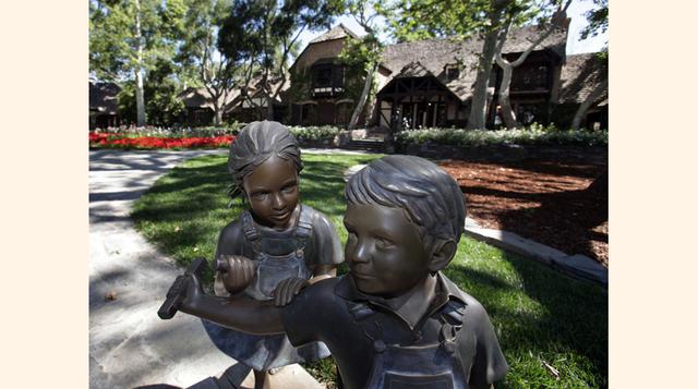 Al pasar por las puertas camino a la  entrada, los visitantes podrán ver una estatua de bronce de niños jugando en frente de la casa principal. (Foto: businessinsider)