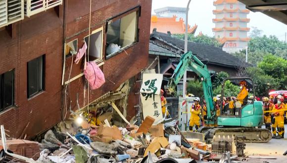 Trabajadores de rescate buscan sobrevivientes en el dañado edificio Urano en Hualien. (Foto de AFPTV/AFP).