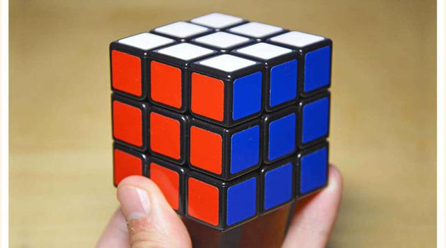 Rubik, en último lugar, y no por ello menos importante, nos encontramos al cubo de Rubik, que ha vendido desde 1980, 350 millones de unidades, un juguete adictivo y a la vez un hobby para mucha gente que lo consigue resolver hasta con los ojos cerrados.(f