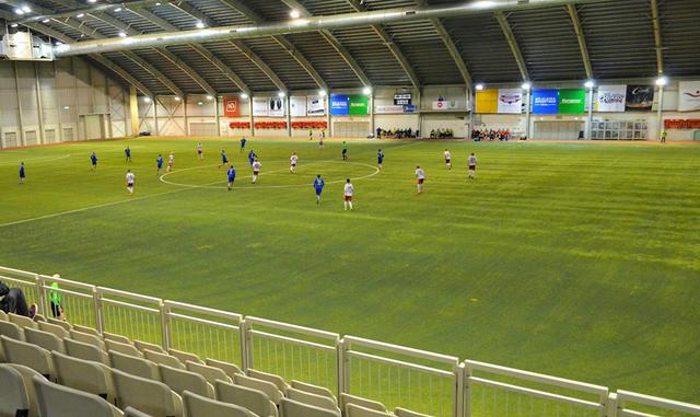 FOTO 5 | Canchas especiales. Los islandeses suelen jugar en domos o centros especializados techados. Y han jugado así durante los últimos 17 años, con ayuda del gobierno.

De hecho, de las 30 canchas para cualquier tipo de clima que la federación islandesa ha habilitado en la tierra de los volcanes, siete son interiores.