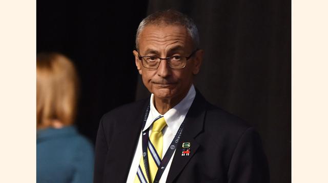 El organizador: John Podesta, de 67 años, es el presidente de su equipo de campaña. Fue secretario general de la Casa Blanca durante el mandato de Bill Clinton (1998-2001) y luego se convirtió en consejero del presidente Barack Obama en 2014. Su cuenta de