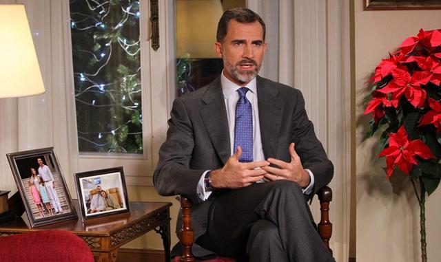 FOTO 10 | El mensaje televisado sin precedentes con el que Felipe VI se dirigió a los españoles dos días después del referéndum secesionista ilegal en Cataluña del 1 de octubre culminó uno de los momentos más delicados de estos primeros años. Ese día, con un tono enérgico y gestos que no se le habían visto antes, el rey advirtió de que ante la situación "de extrema gravedad" en Cataluña, los "legítimos poderes del Estado" deben asegurar "el orden constitucional", la vigencia del Estado de derecho y el autogobierno de Cataluña. Además, acusó a los promotores del secesionismo catalán de "deslealtad inadmisible".