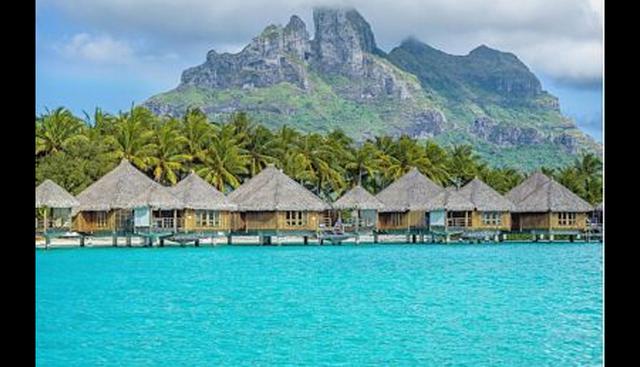 FOTO 7 | 7. St. Regis Bora Bora Resort: 9.000 euros (Polinesia francesa)

Este resort es el más lujoso de la zona. Se distribuye en villas privadas, totalmente aisladas las unas de las otras con piscinas infinitas, jacuzzi y playa privada. Todas las suites se inspiran en el estilo decorativo local y la decoración floral forma parte de su encanto. El complejo tiene su propia pista de aterrizaje para helicópteros privada a disposición de los huéspedes, así como un muelle privado en cada villa.