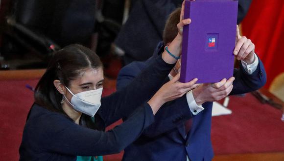 La presidenta y el vicepresidente de la Convención Constituyente de Chile, María Elisa Quinteros y Gaspar Domínguez, respectivamente, elevan el proyecto final de propuesta de nueva Constitución, el 4 de julio de 2022. (JAVIER TORRES / AFP).
