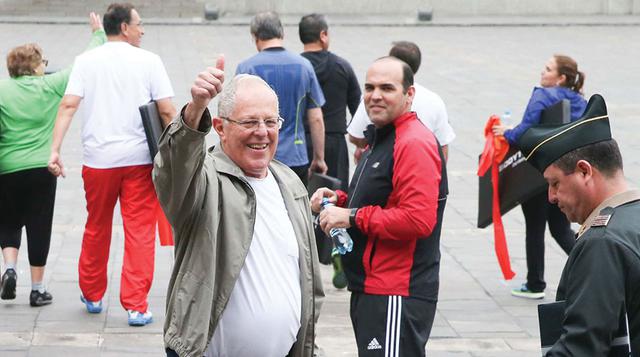 Otro ministro que no pudo incorporarse a la rutina fue José Manuel Hernández, ministro de Agricultura, quien apareció con muletas, fruto de una lesión previa a la actividad.