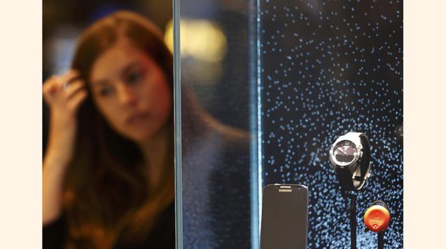 Tissot exhibe su smartwatch en la gran feria internacional de relojes y joyería Baselworld en Basilea, Suiza. (Foto: Reuters)