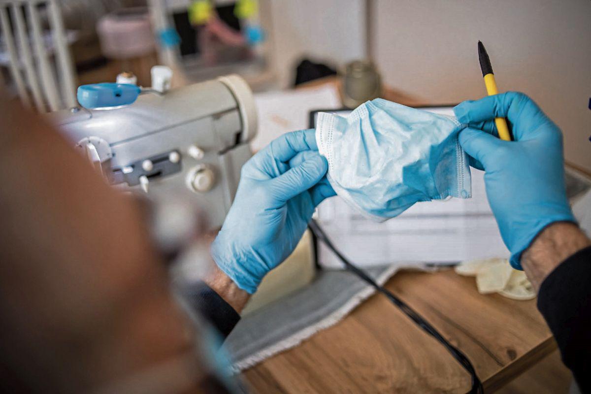 Todos los esfuerzos. H&M e Inditex también ofrecieron fabricar guantes, gorros y gafas protectoras. (Foto: iStock )