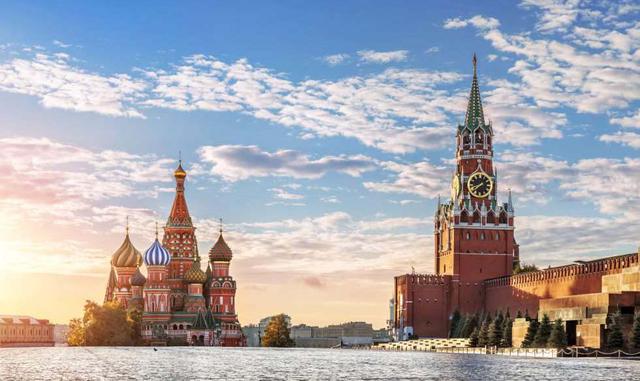 MOSCÚ (RUSIA). La principal edificación del Kremlin es la Torre Spásskaya (torre del Salvador), que se remonta al siglo XV. Entonces era la mitad de alta, pero dos siglos más tarde se le añadieron los pisos que hoy le otorgan 70 metros de altura. A mediad