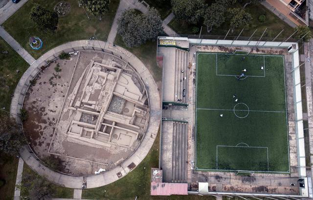 FOTO 3 | El sitio arqueológico precolombino La Luz, bordeado por un estadio de fútbol en Lima.