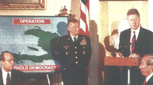 El presidente Bill Clinton explicó ayer la situación en que se encuentra Haití luego de la ocupación norteamericana. Lo observan algunos miembros de su gabinete y el comandante John Shalikashvili. (Foto AFP)