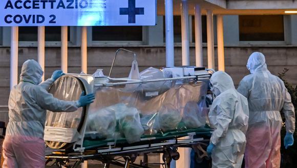 Médicos con trajes protectores para prevenir el coronavirus llevan a un paciente al hospital. (AFP/Referencial).