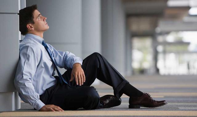 3. Tienes que cometer errores, parecer un idiota, e intentarlo de nuevo, sin vacilar. Los empresarios más exitosos no invierten tiempo ni energía en hacer hincapié en sus fracasos, ya que ven el fracaso como un paso pequeño y necesario en el proceso de al