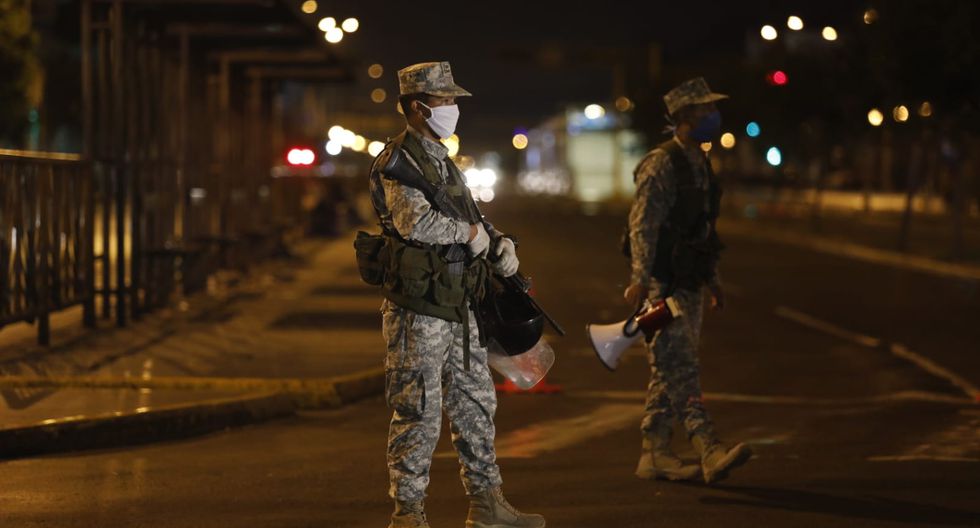 Foto: Los militares se encargan de hacer cumplir la inmovilización social obligatorio en Perú / Fuente: Grupo El Comercio