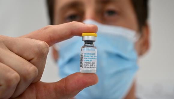 Un médico posa con un vial de vacuna contra la viruela del mono en un Centro Libre de Información, Detección y Diagnóstico en Montpellier, sur de Francia, el 23 de agosto de 2022. (Foto de Pascal GUYOT / AFP)