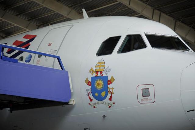 Foto 3 | El avión lleva por fuera un decal por ambos lados con el logo oficial del papa Francisco y otro con el hashtag de su visita #ElVueloDeFrancisco.