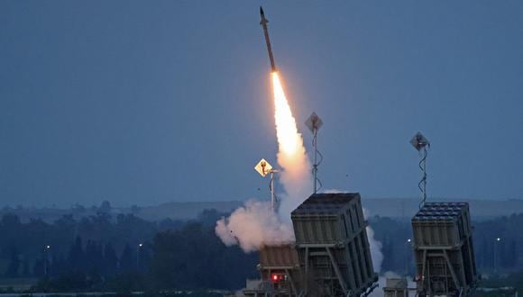 El sistema de defensa aérea Domo de Hierro de Israel intercepta cohetes lanzados desde la ciudad de Gaza, el 10 de mayo de 2023. (Foto de JACK GUEZ / AFP).