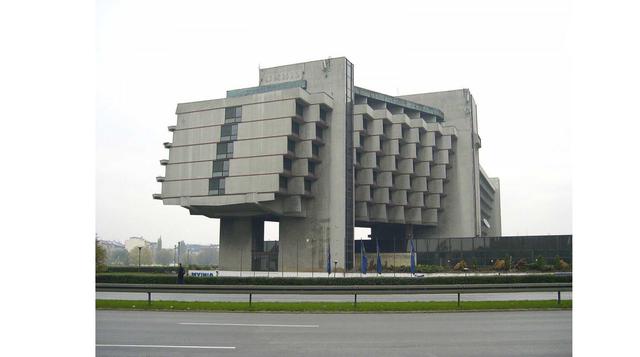 El Forum Hotel en Cracovia, Polonia, es otro ejemplo de cómo 1970 arquitectos comunistas simplemente no pudieron resistir el levantamiento de edificios feos del suelo.