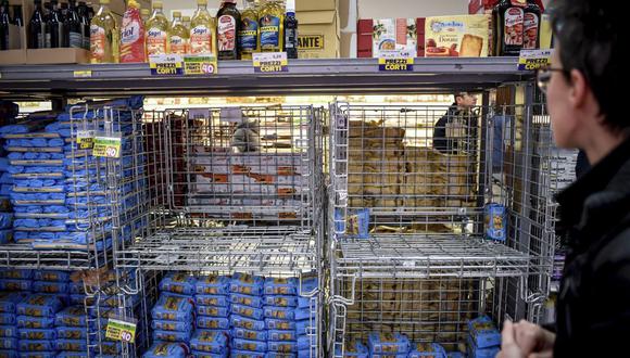 Los supermercados presentan escasez de algunos productos y un súbito incremento de la demanda del servicio delivery. (Foto: referencial / AP)
