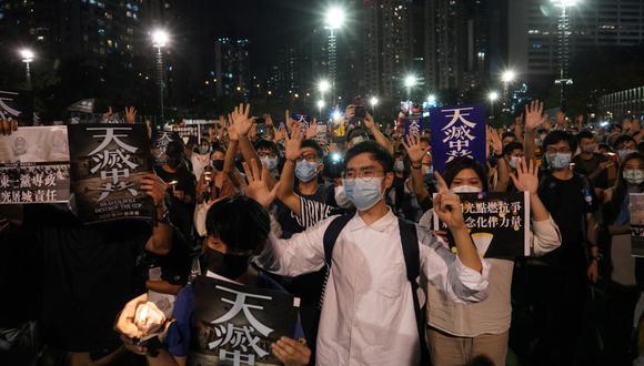 Imagen referencial. Miles de personas en Hong Kong encendieron velas y corearon consignas democráticas el 4 de junio de 2020 para conmemorar la mortal represión de Tiananmen en China. (Yan ZHAO / AFP).