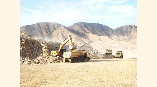 Setiembre 2012: Trabajos de relleno de ripio (1 millón de m3) en la nueva terminal de contenedores.
