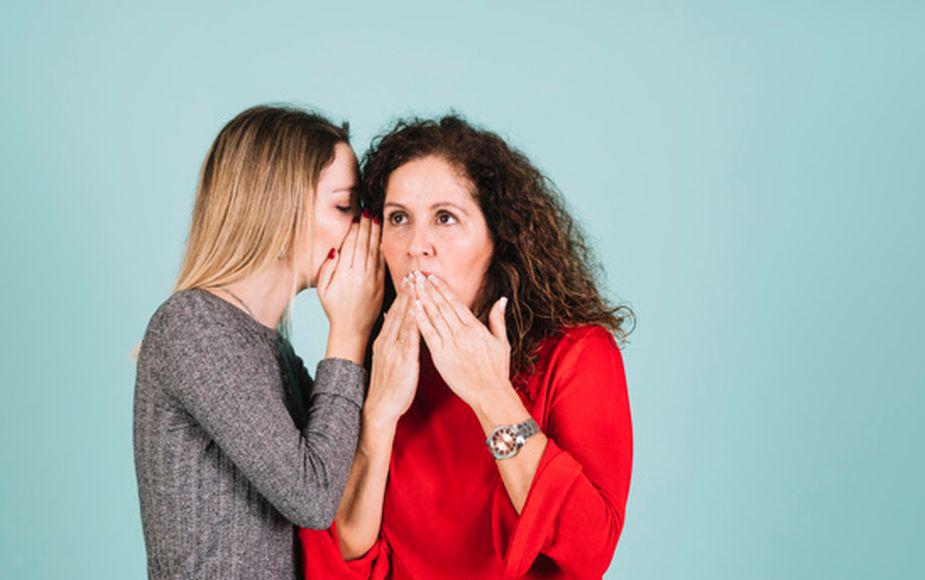 Los chismes son una actividad humana que consiste en hablar de alguien o algo, tan bien como mal, aunque generalmente de forma desfavorable. (Foto: Freepik)