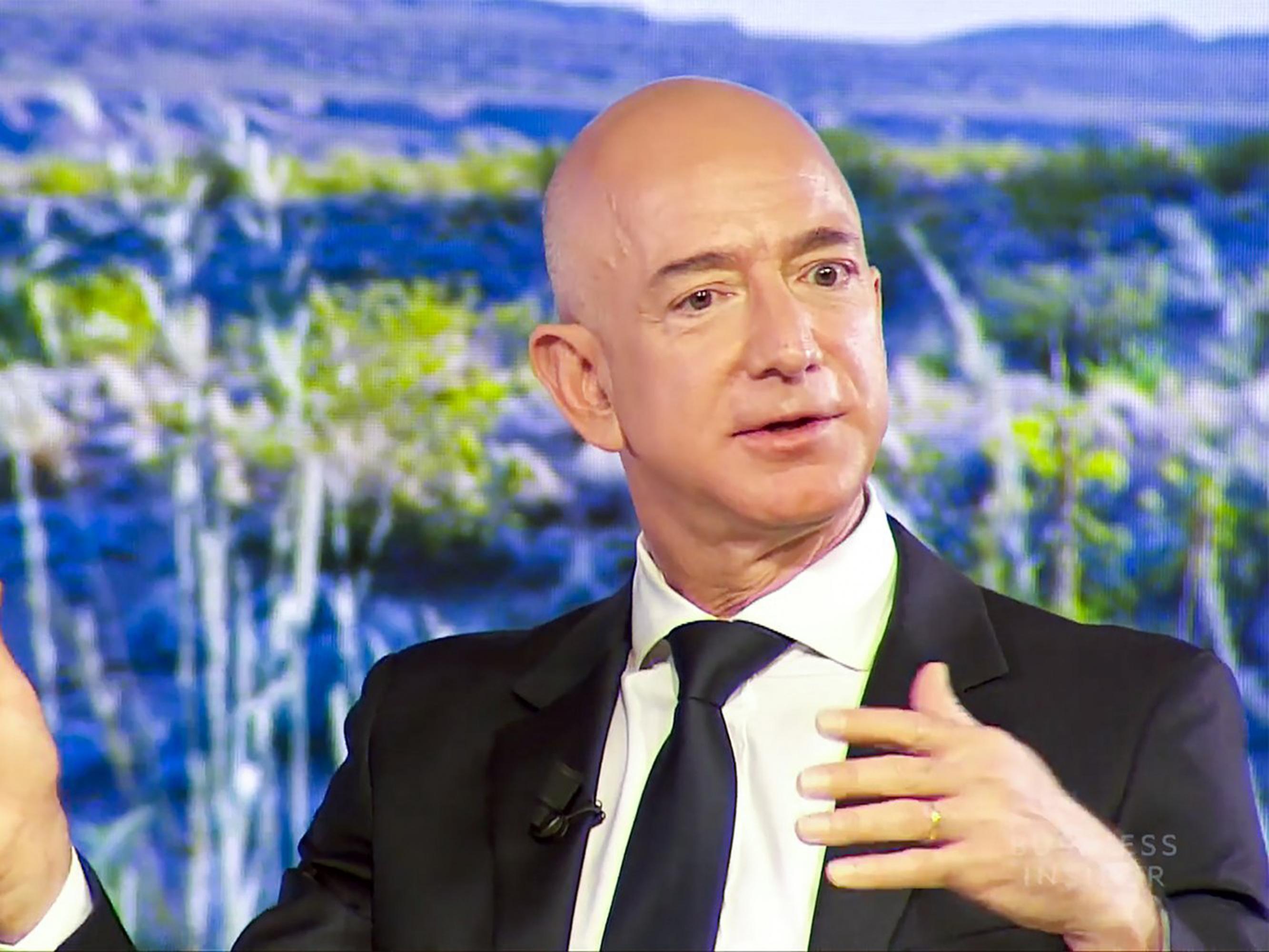 FOTO 18 | 1.Jeff Bezos, CEO de Amazon. Valor neto: £ 83,000 millones (US$ 112,600 millones). Bezos ha construido un imperio minorista y es el hombre más rico del mundo.
