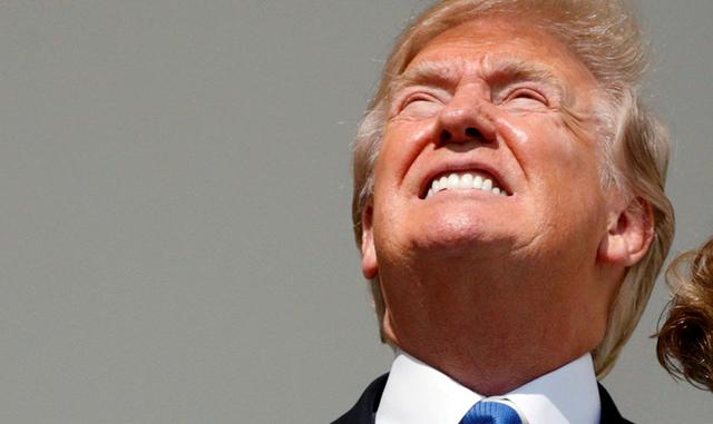 6. En Los Ángeles, miles de personas acudieron al Observatorio Griffith, que corona las colinas circundantes. Muchos fueron caminando para evitar los atascos y estacionamientos desbordados, pese a que en esa ciudad el eclipse fue visible solo en 60%.