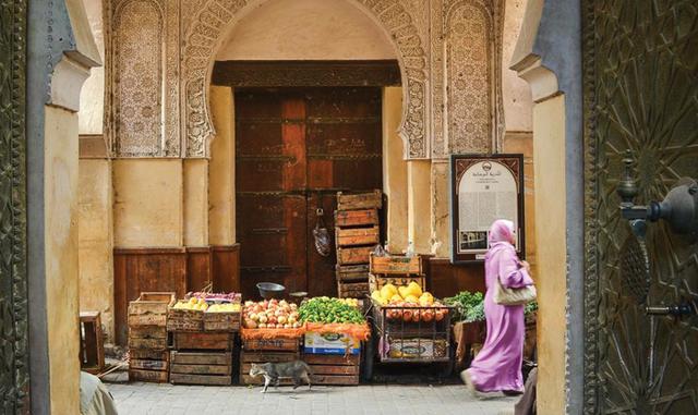 Foto 24 | Dónde: Fez, Marruecos. Livia Hengel, escritora de viajes, recomienda Fez, la segunda ciudad más grande de Marruecos: “Tiene un zoco encantador, mercados animados, fascinantes curtidurías de cuero (que se pueden oler antes de ver) y pintorescas cafeterías que sirven té de menta marroquí y pasteles locales. Fez también está llena hasta el borde casas marroquíes construidas alrededor de un patio central o jardín, que cuentan con acogedoras habitaciones y terrazas en la azotea donde podrá relajarse después de un paseo por el bullicioso laberinto de callejuelas frente a su puerta. Los precios de una habitación doble en un Riad pueden ser tan bajos como 550 dirhams (US$ 60), mientras que una cena de tangine es de alrededor de 50 dirhams (US$ 6)”.