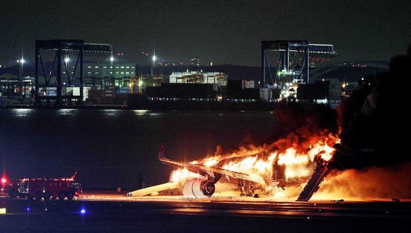 El avión no tardó en incendiarse, lo cual no tardó en encender las alarmas en el aeropuerto de Japón (Foto: STR / JIJI PRESS / AFP)
